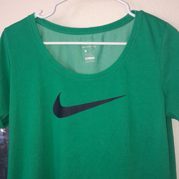Nike Drifit green logo t-shirt. Large - Picture 2 of 3